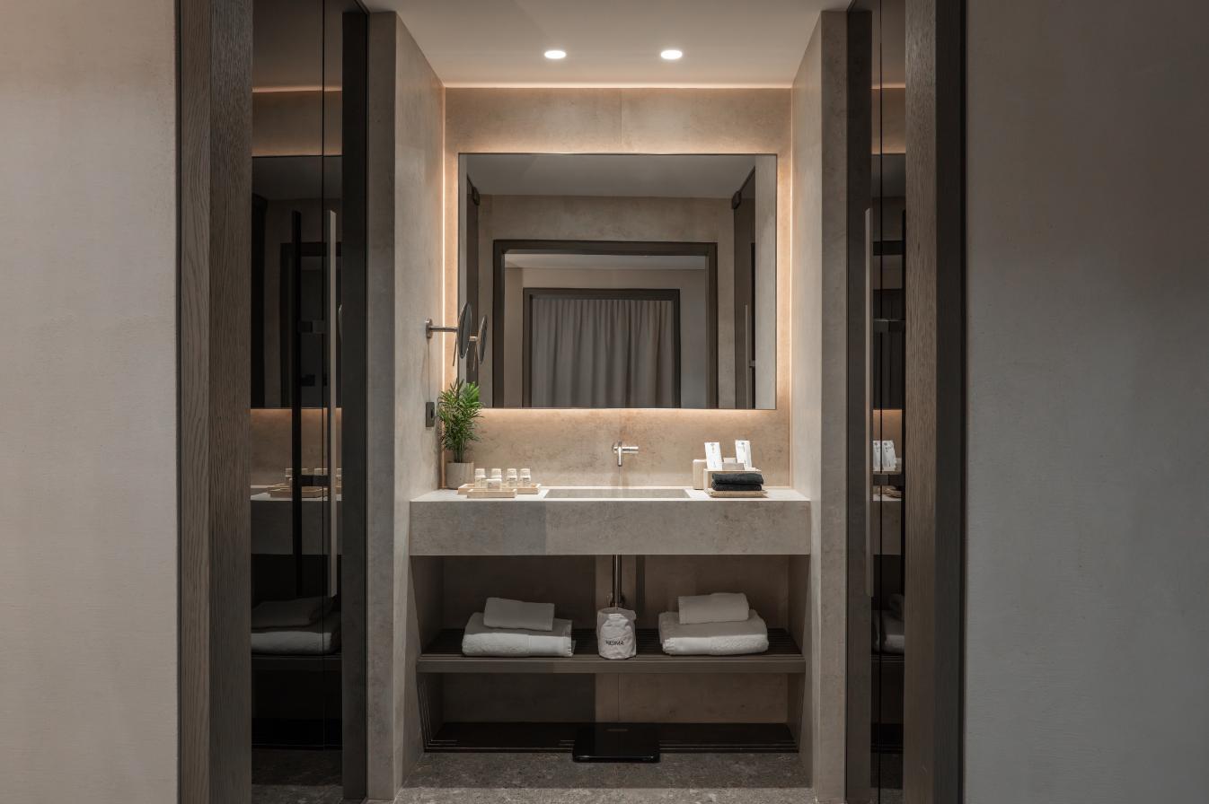 DOUBLE ROOM 8
