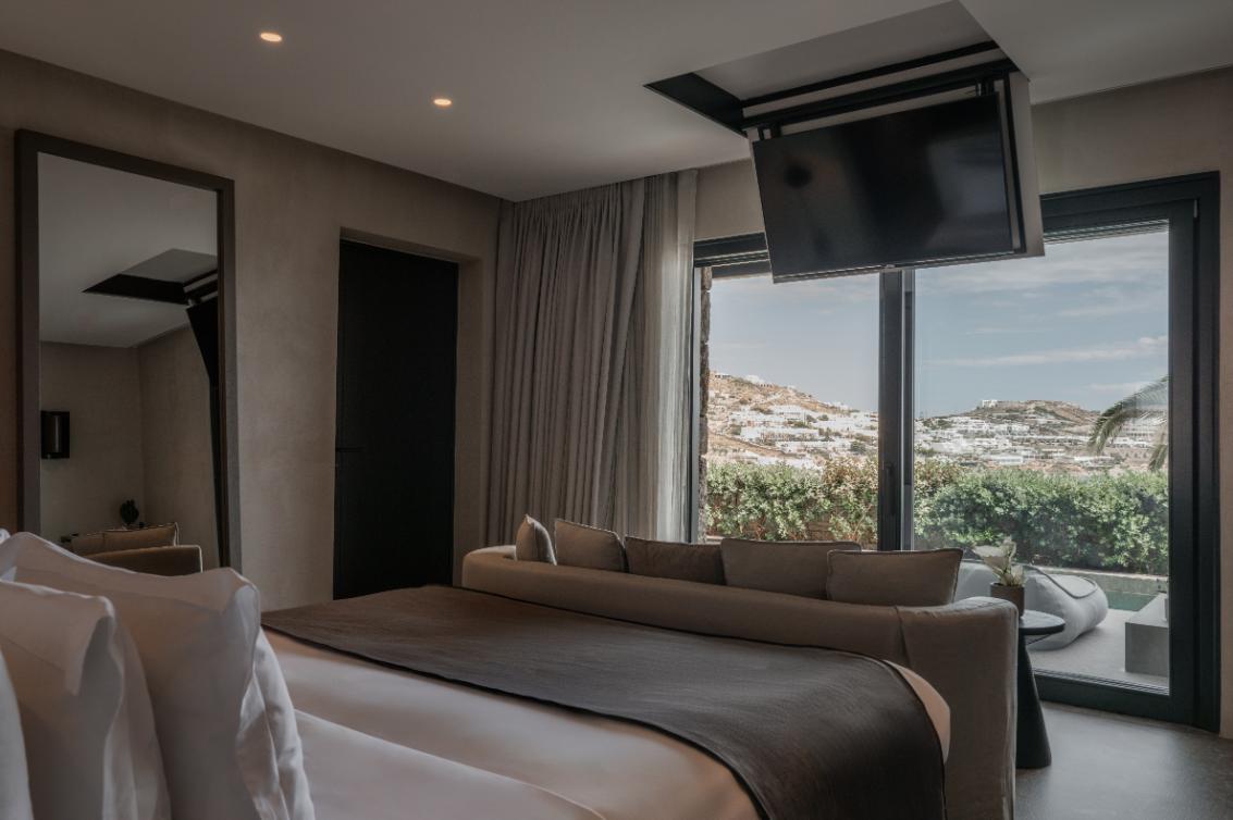 PREMIUM SUITES 18