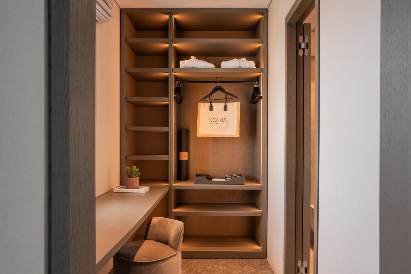 EXECUTIVE SUITES 14
